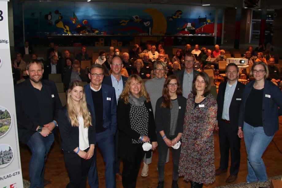 Start der LEADER-Projektphase im Forum des Schulzentrums Masch in Halle/Westf. (v.l.): Veith Lemmen (Bürgermeister Werther/Westf.), Nadine van Waasen (Jung Stadtkonzepte), Andreas Sunder (Bürgermeister Rietberg), Thomas Tappe (Bürgermeister Halle/Westf.), Agnes Carstens (Stadtmarketing Harsewinkel), Susanne Mittag (Bürgermeisterin Langenberg), Anna Kothe (Jung Stadtkonzepte), Dirk Speckmann (Borgholzhausen), Nina Herrling (Stadtbaurätin Gütersloh), Michael Meyer-Hermann (Bürgermeister Versmold) und Mareike Bußkamp (Regionalmanagerin GT8).  