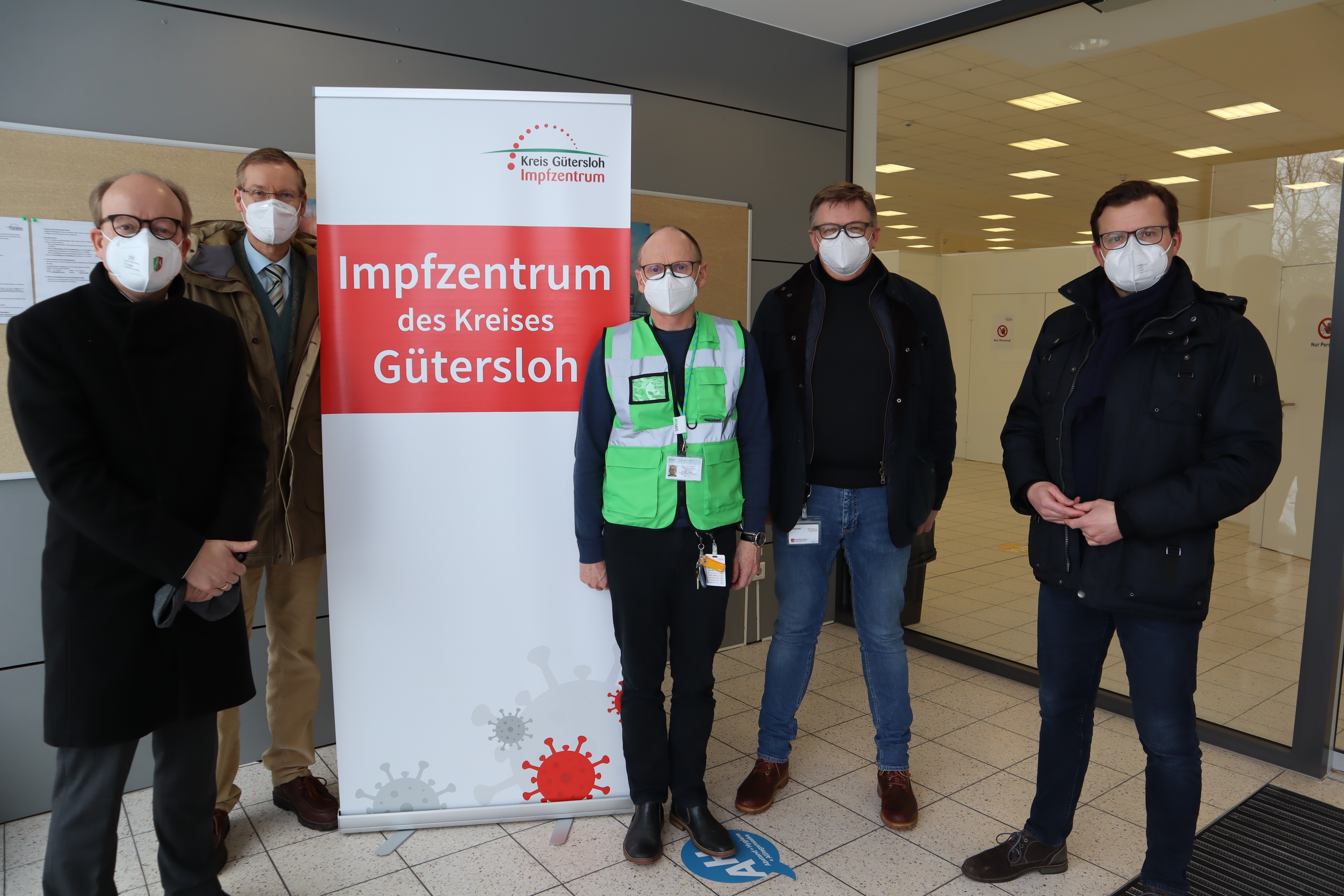 Kurz vor dem Start des Impfzentrums im Kreis Gütersloh: (v.l.) André Kuper, Sven-Georg Adenauer, Dr. Michael Hanraths, Bernhard Riepe und Raphael Tigges. Foto: Kreis Gütersloh André Kuper, Sven-Georg Adenauer, Dr. Michael Hanraths, Bernhard Riepe und Raphael Tigges im Ausgangsbereich des Impfzentrums des Kreises Gütersloh.