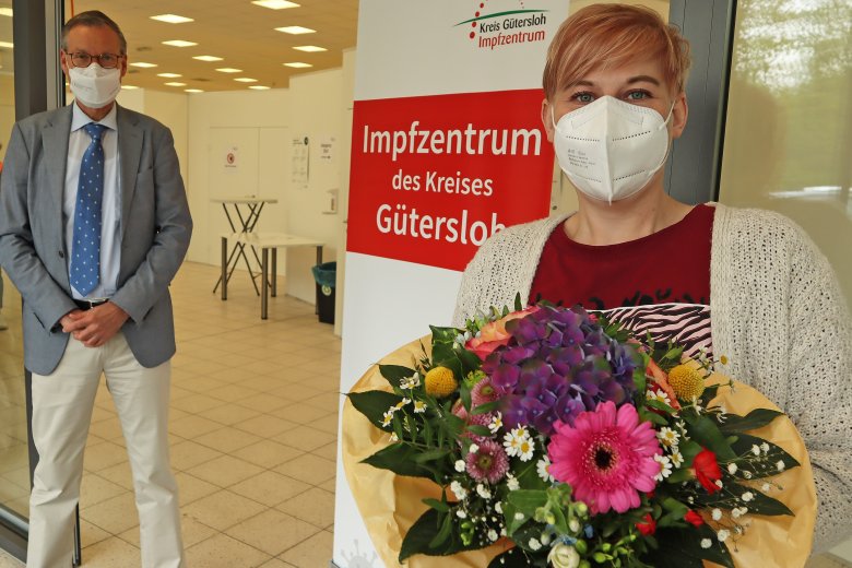 Landrat Sven-Georg Adenauer mit Sarah Schuster im Impfzentrum des Kreises Gütersloh.
