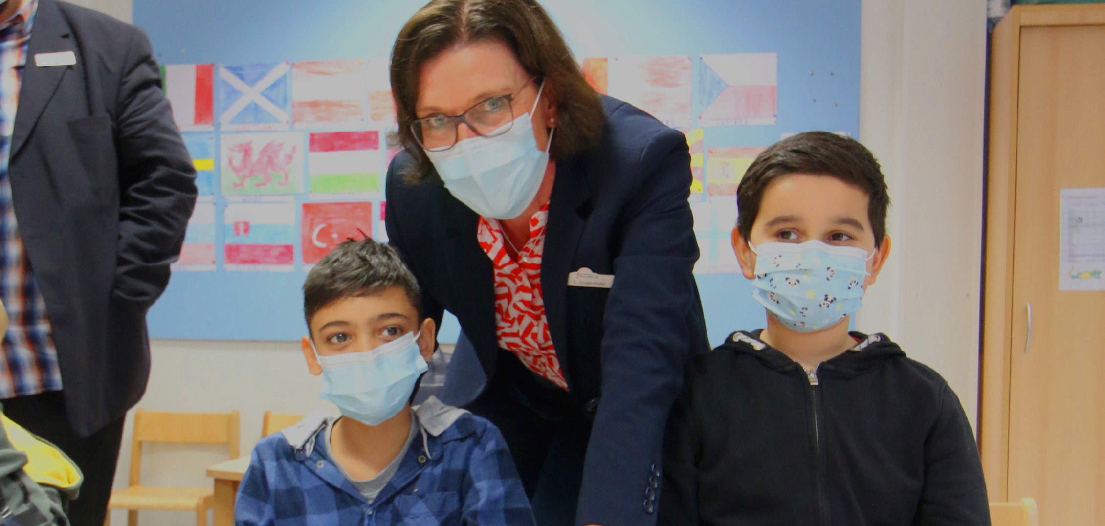 FerienIntensivTraining2 Sandra Jürgenhake, Leitern der Abteilung Bildung Kreis Gütersloh, zu Besuch beim ‚FerienIntensivTraining‘ in der Brüder-Grimm-Schule.