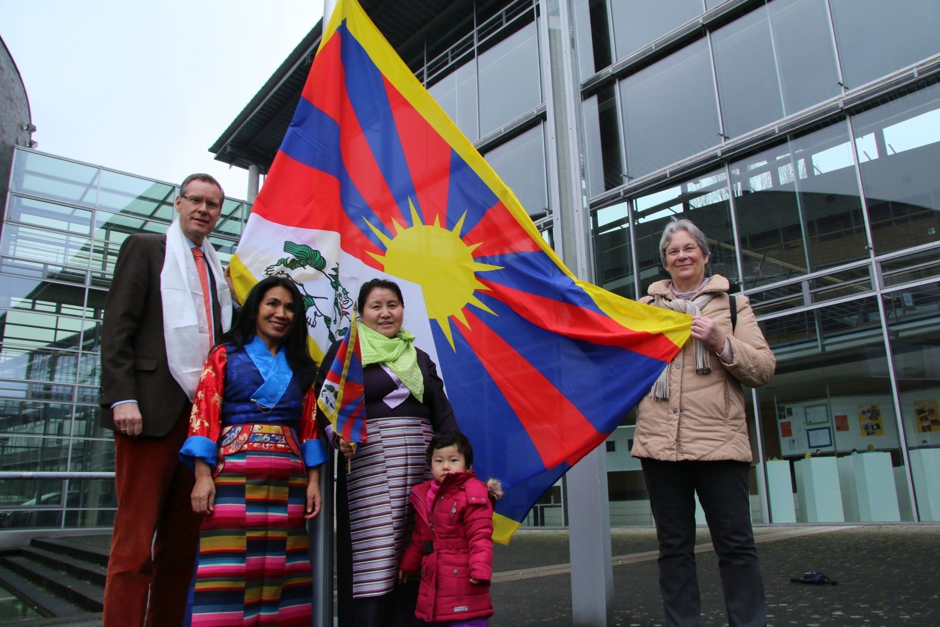 In Zeiten vor der Corona-Pandemie: Ehrenamtliche Mitglieder der Regionalgruppe hissen gemeinsam mit Landrat Sven-Georg Adenauer die Flagge Tibets vor dem Kreishaus. (Archivfoto) In Zeiten vor der Corona-Pandemie: Ehrenamtliche Mitglieder der Regionalgruppe hissen gemeinsam mit Landrat Sven-Georg Adenauer die Flagge Tibets vor dem Kreishaus. (Archivfoto)