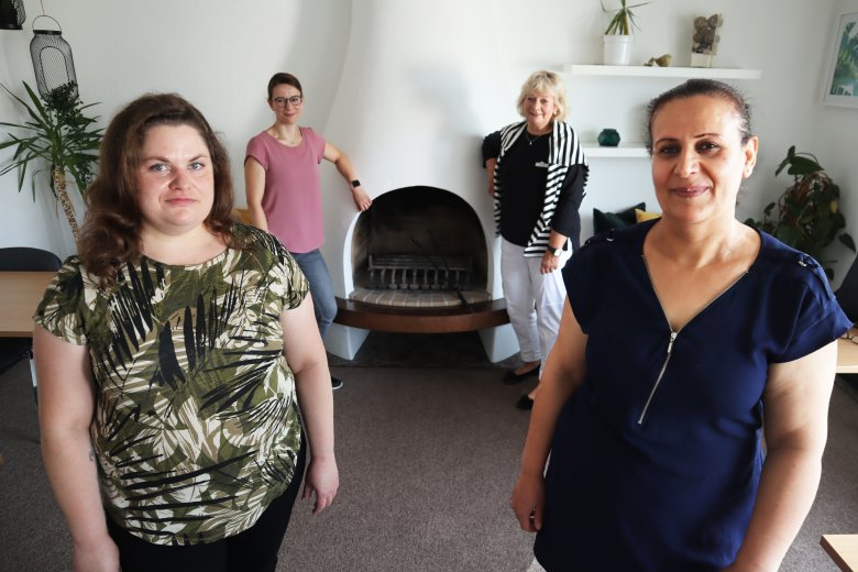 Sonja Asyarey-Botsio, Eva-Maria Vahlke, Hilde Knüwe und Iklas-Hussein Mahmed in den Räumlichkeiten des Weiterbildungszentrums Creos