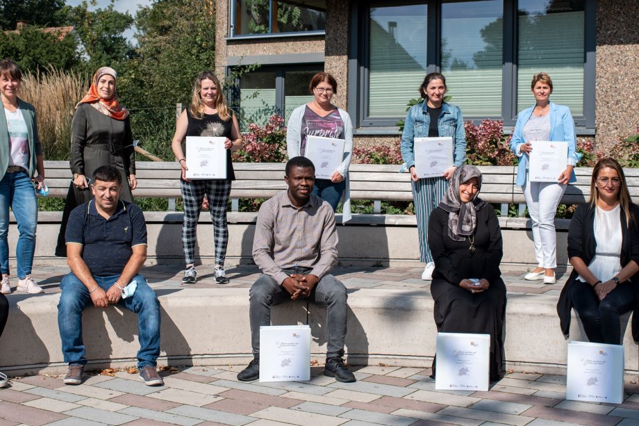 Erfolgreiche Qualifizierung zur Eltern-Moderation im Projekt ‚Eltern mischen mit‘ für den Kreis Gütersloh. Gruppenbild mit den Kooperationspartnern und den Moderatorinnen und Moderatoren, die sich in Versmold fortgebildet haben. Foto: Elternnetzwerk NRW / Nurcan Çelik