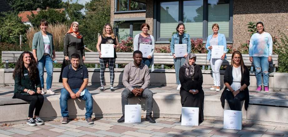Erfolgreiche Qualifizierung zur Eltern-Moderation im Projekt ‚Eltern mischen mit‘ für den Kreis Gütersloh. Gruppenbild mit den Kooperationspartnern und den Moderatorinnen und Moderatoren, die sich in Versmold fortgebildet haben. Foto: Elternnetzwerk NRW / Nurcan Çelik