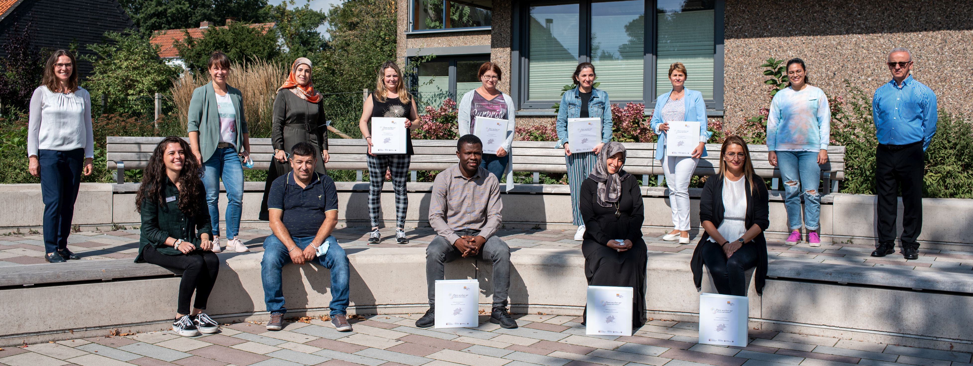 Erfolgreiche Qualifizierung zur Eltern-Moderation im Projekt ‚Eltern mischen mit‘ für den Kreis Gütersloh. Gruppenbild mit den Kooperationspartnern und den Moderatorinnen und Moderatoren, die sich in Versmold fortgebildet haben. Foto: Elternnetzwerk NRW / Nurcan Çelik Erfolgreiche Qualifizierung zur Eltern-Moderation im Projekt ‚Eltern mischen mit‘ für den Kreis Gütersloh. Gruppenbild mit den Kooperationspartnern und den Moderatorinnen und Moderatoren, die sich in Versmold fortgebildet haben. Foto: Elternnetzwerk NRW / Nurcan Çelik