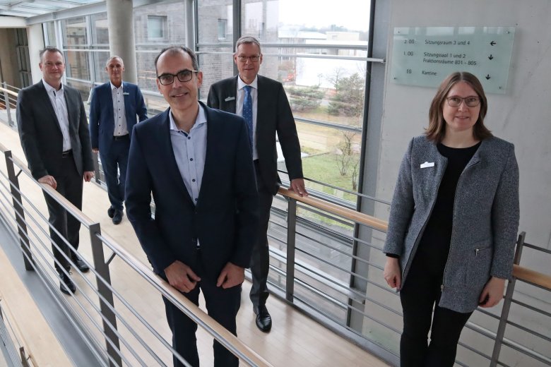 Günter Michaelis (Geschäftsführer Agentur für Arbeit Bielefeld), Jobcenterleiter Fred Kupczyk, Wolfgang Draeger (Vorsitzender der Geschäftsführung Agentur für Arbeit Bielefeld), Landrat Sven-Georg Adenauer und Kreisdirektorin Susanne Koch. Foto: Kreis Gütersloh