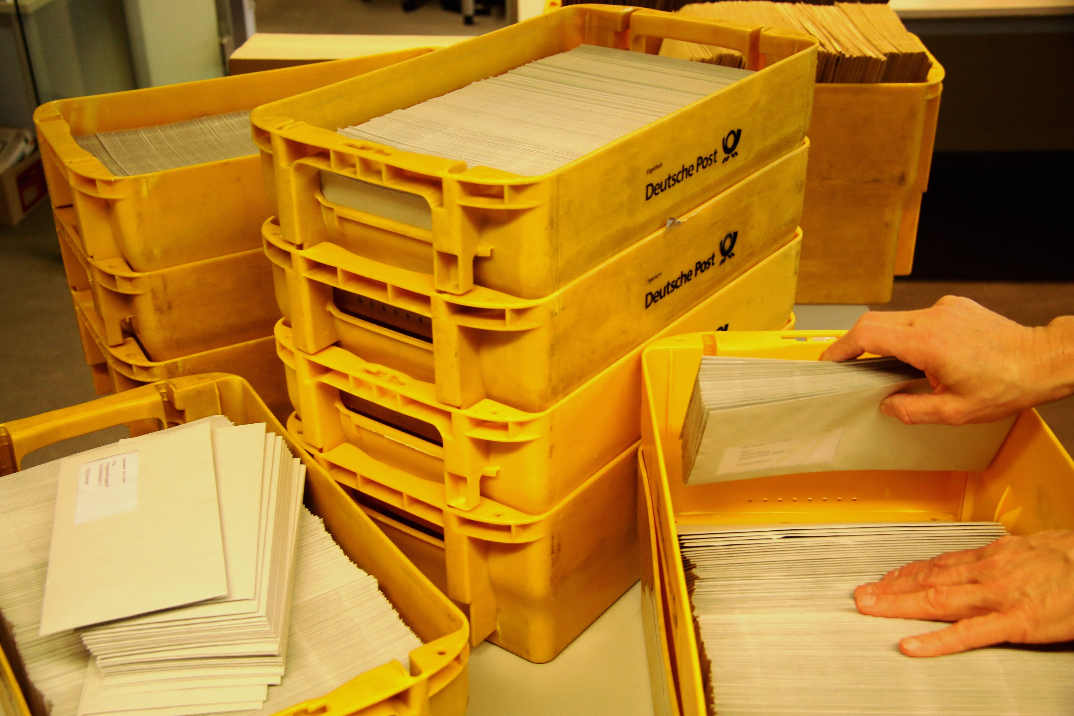 Postkästen mit den vorbereiteten Anschreiben