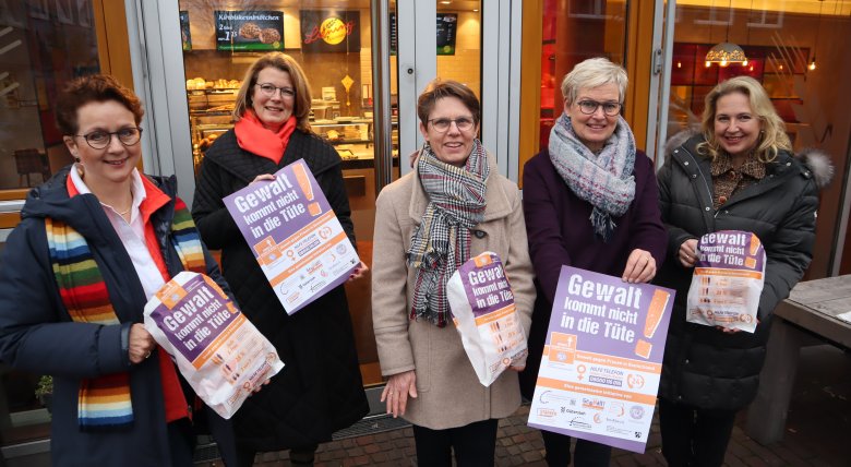 Pia Leiting, Katja Soehnle-Miele, Karin Holznienkemper, Inge Trame und Yvonne Hantke vor dem Backhaus Liening mit den Brötchentüten