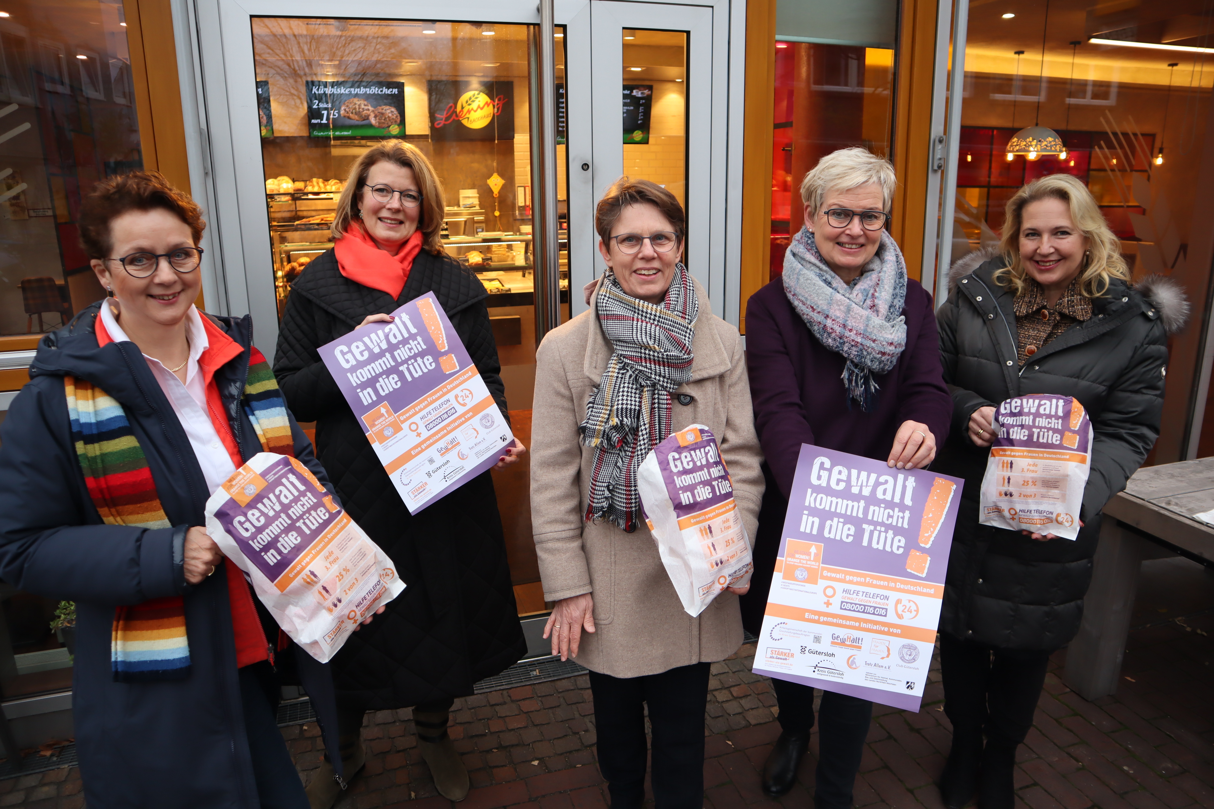 Pia Leiting, Katja Soehnle-Miele, Karin Holznienkemper, Inge Trame und Yvonne Hantke vor dem Backhaus Liening mit den Brötchentüten Pia Leiting, Katja Soehnle-Miele, Karin Holznienkemper, Inge Trame und Yvonne Hantke vor dem Backhaus Liening mit den Brötchentüten
