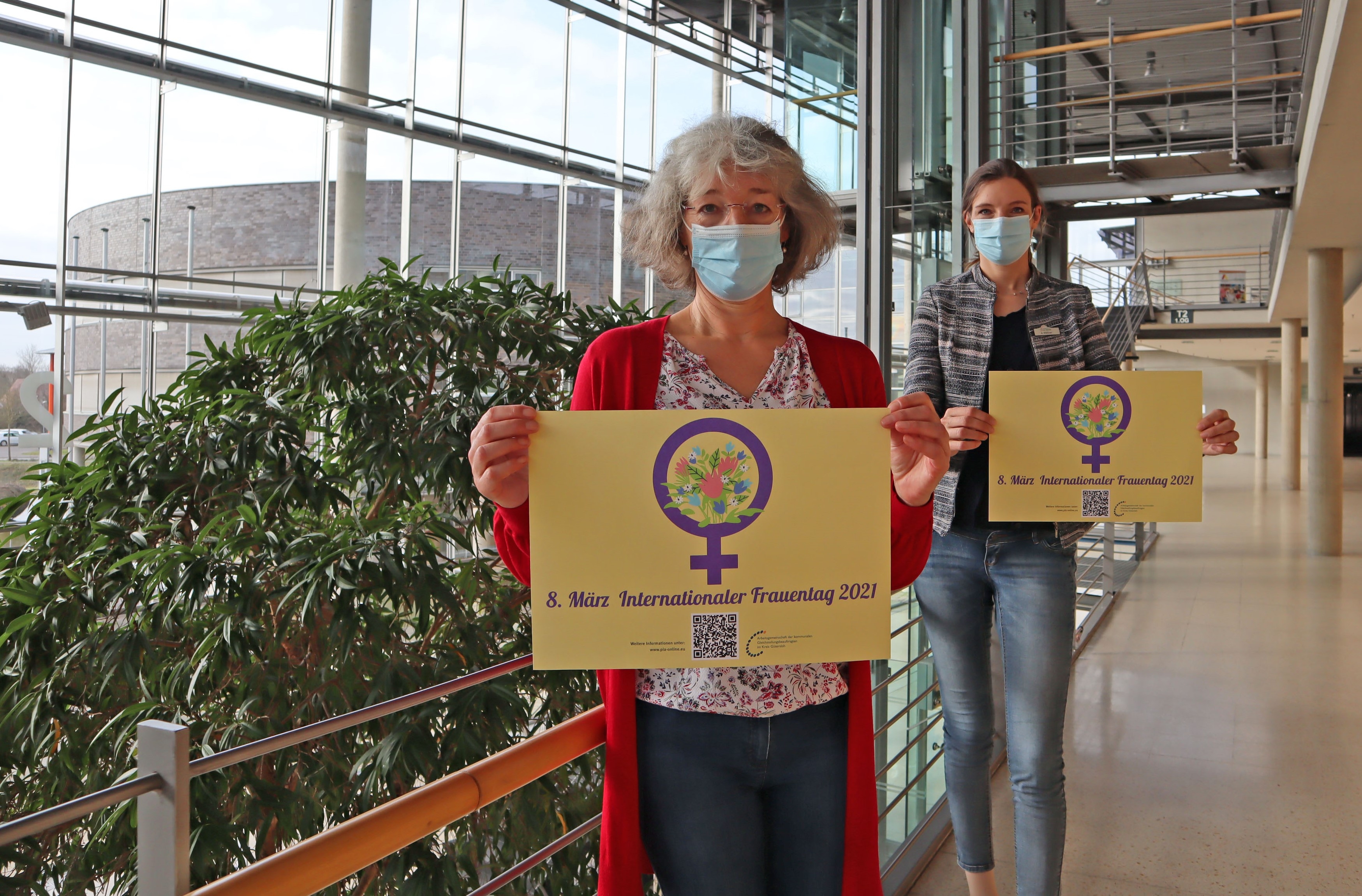 Die Gleichstellungsbeauftragten der Gemeinde Steinhagen und des Kreises Gütersloh (v.l.) Bettina Ruks und Angela Wüllner präsentieren das Plakat zum Internationalen Frauentag am 8. März. Das Plakat ist Teil der Mitmachaktion. Die Gleichstellungsbeauftragten Bettina Ruks und Angela Wüllner präsentieren das Plakat zum Internationalen Frauentag.