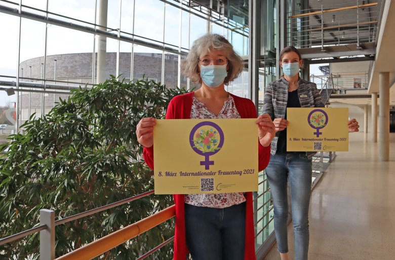 Die Gleichstellungsbeauftragten Bettina Ruks und Angela Wüllner präsentieren das Plakat zum Internationalen Frauentag. 