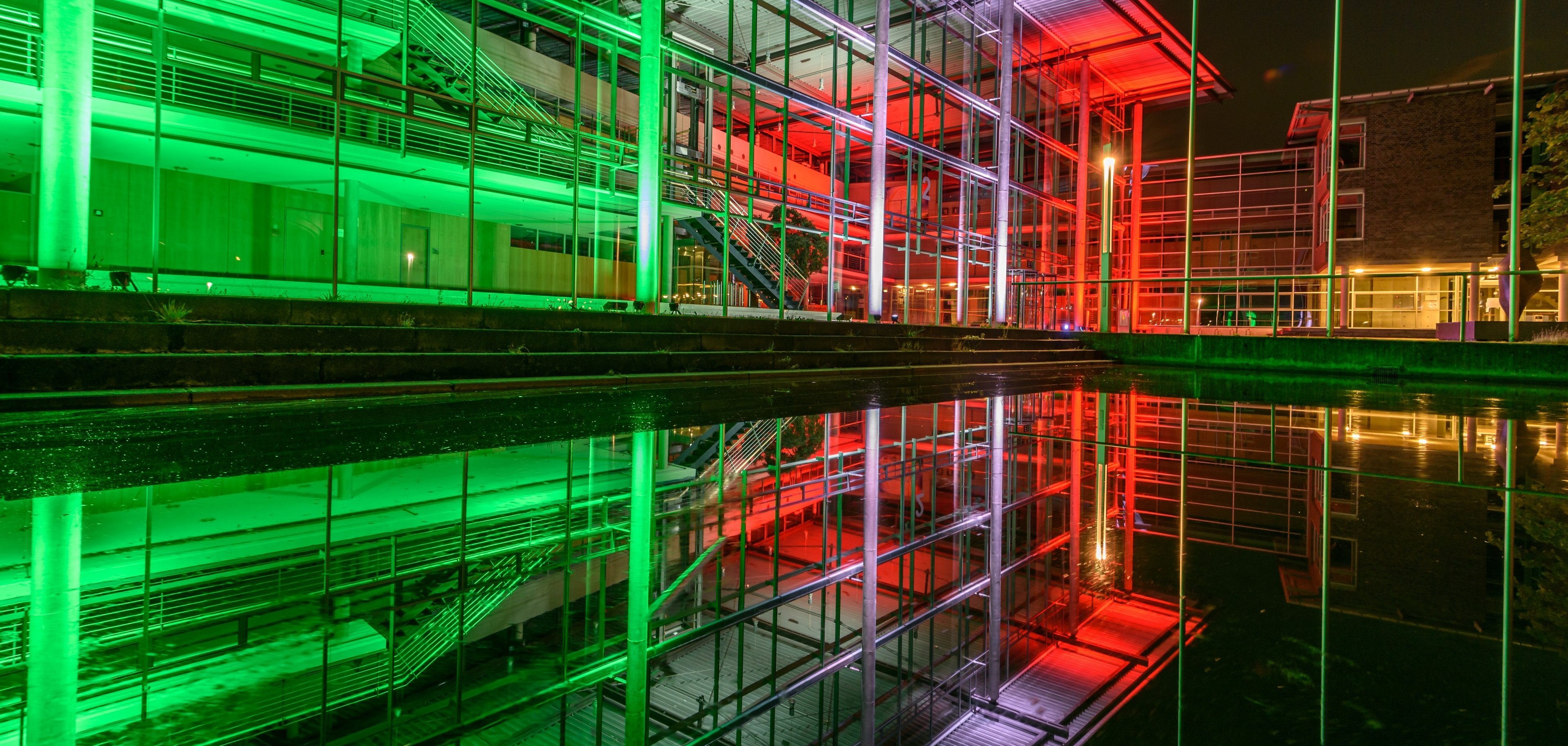 In NRW-Farben angestrahltes Kreishaus Gütersloh