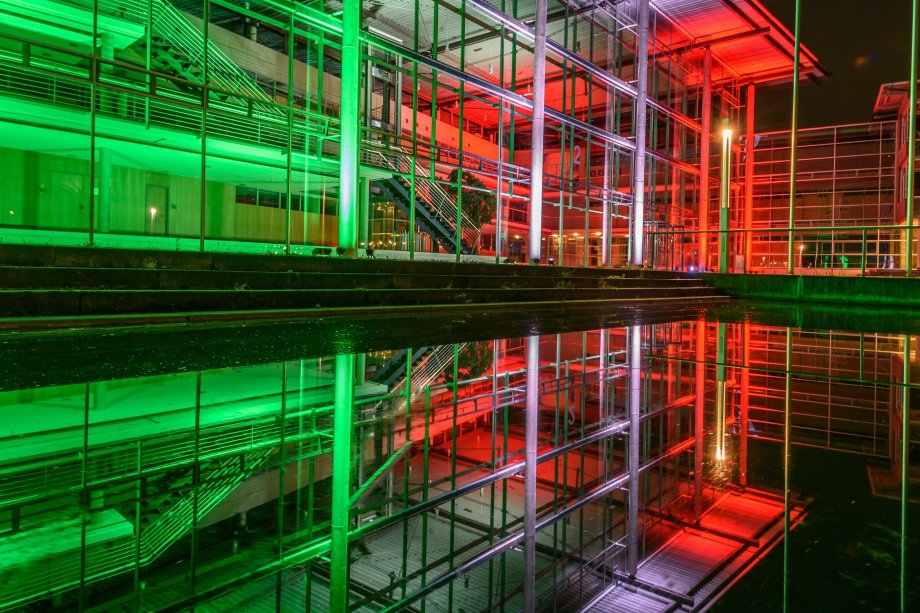 In NRW-Farben angestrahltes Kreishaus Gütersloh