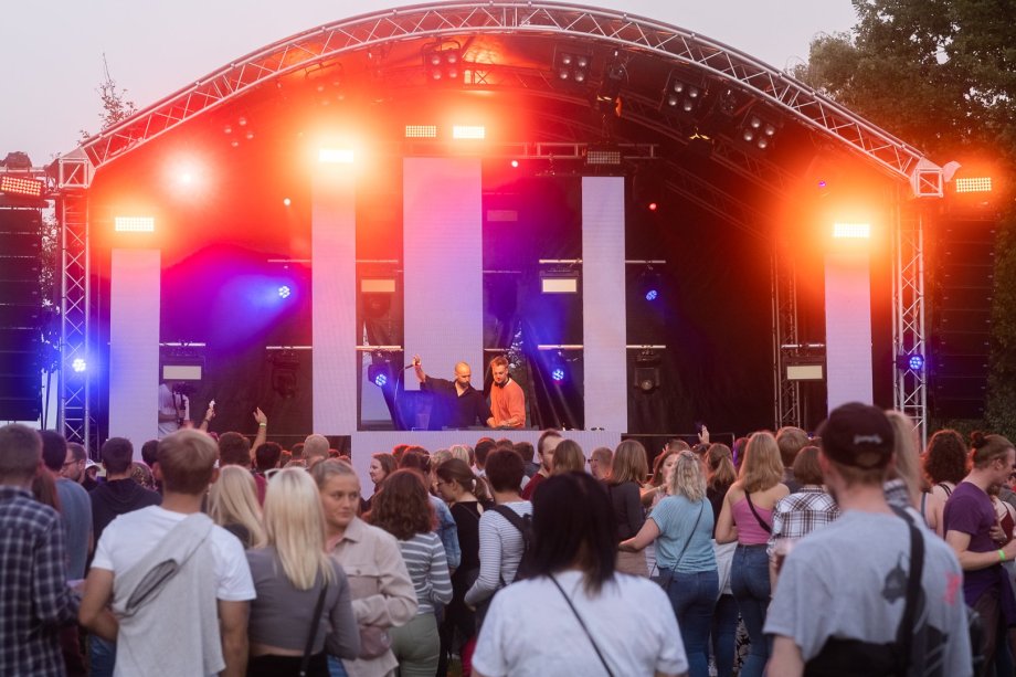 Beim ersten Elektronic Festival in Rheda-Wiedenbrück konnte sich das Line-Up sehen lassen. Das DJ-Duo MBP (Must be Played) verwandelte die Schützenwiese in Batenhorst in einen Open-Air-Club mit Festival-Feeling. Foto: Multisense