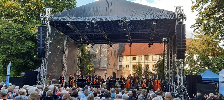 Schloss Rheda bot eine wunderbare Kulisse beim Klassik-Open-Air. Die Neue Philharmonie Westfalen begeisterte das Publikum in Rheda-Wiedenbrück mit Tangoklängen von Astor Piazzolla. Foto: Flora Westfalica