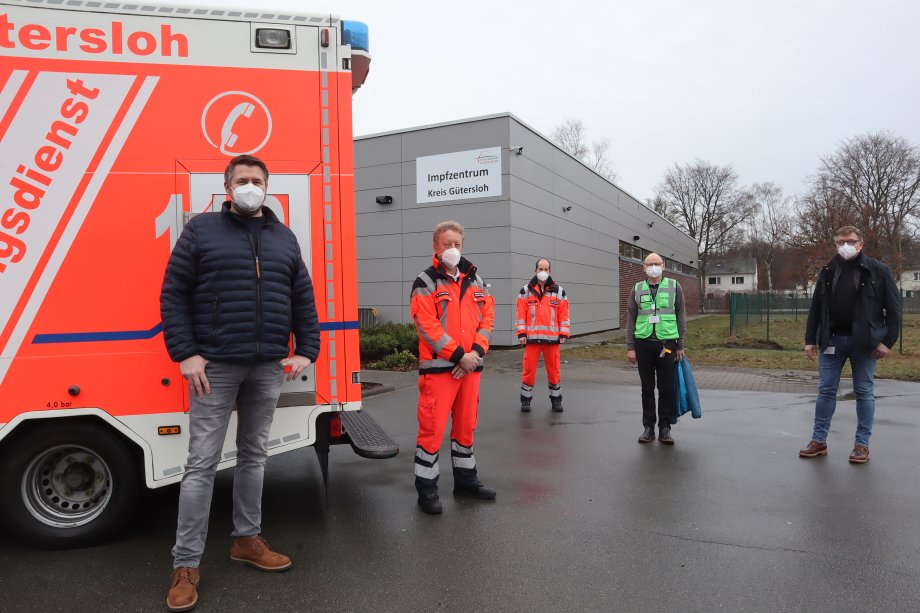 Rettungswagen vor Impfzentrum, fünf Personen