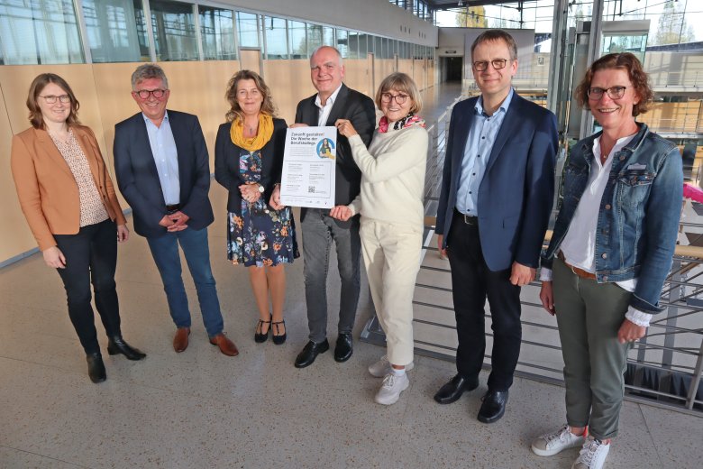 Trafen sich zur Vorbesprechung der ‚Woche der Berufskollegs‘: (v.l.) Kreisdirektorin Susanne Koch, Dietmar Hampel (Schulleiter Berufskolleg Halle), Stefanie Ebbesmeier (Schulleiterin Ems-Berufskolleg), Michael Kintrup (Schulleiter Reinhard-Mohn-Berufskolleg), Elke Brost (Schulleiterin Reckenberg Berufskolleg), Raphael Wortmann (Schulleiter Carl-Miele-Berufskolleg) und Sandra Jürgenhake (Abteilungsleiterin Bildung Kreis Gütersloh). 