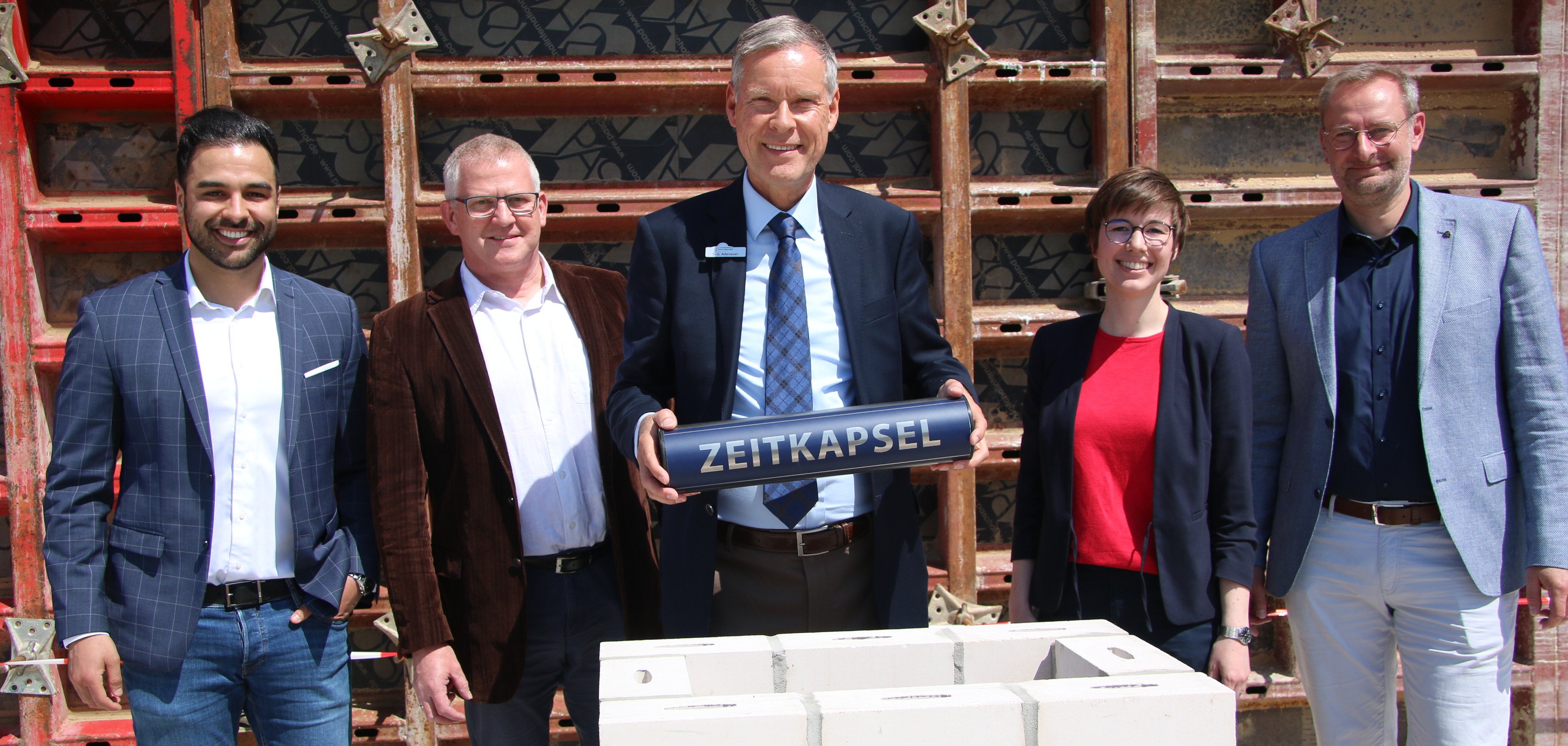 Grundsteinlegung Verwaltungsneubau Auf dem Stempel Bauleiter Rainer Dettmer, Projektsteuerer Abdelhamid Moamedi , Landrat Sven-Georg Adenauer, sowie Florentine Struß und Hansjörg Wenniges (wie Dettmer beide vom Architekturbüro Architekturbüro Brüchner-Hüttemann Pasch) mit der Zeitkapsel hinter dem Grundstein.