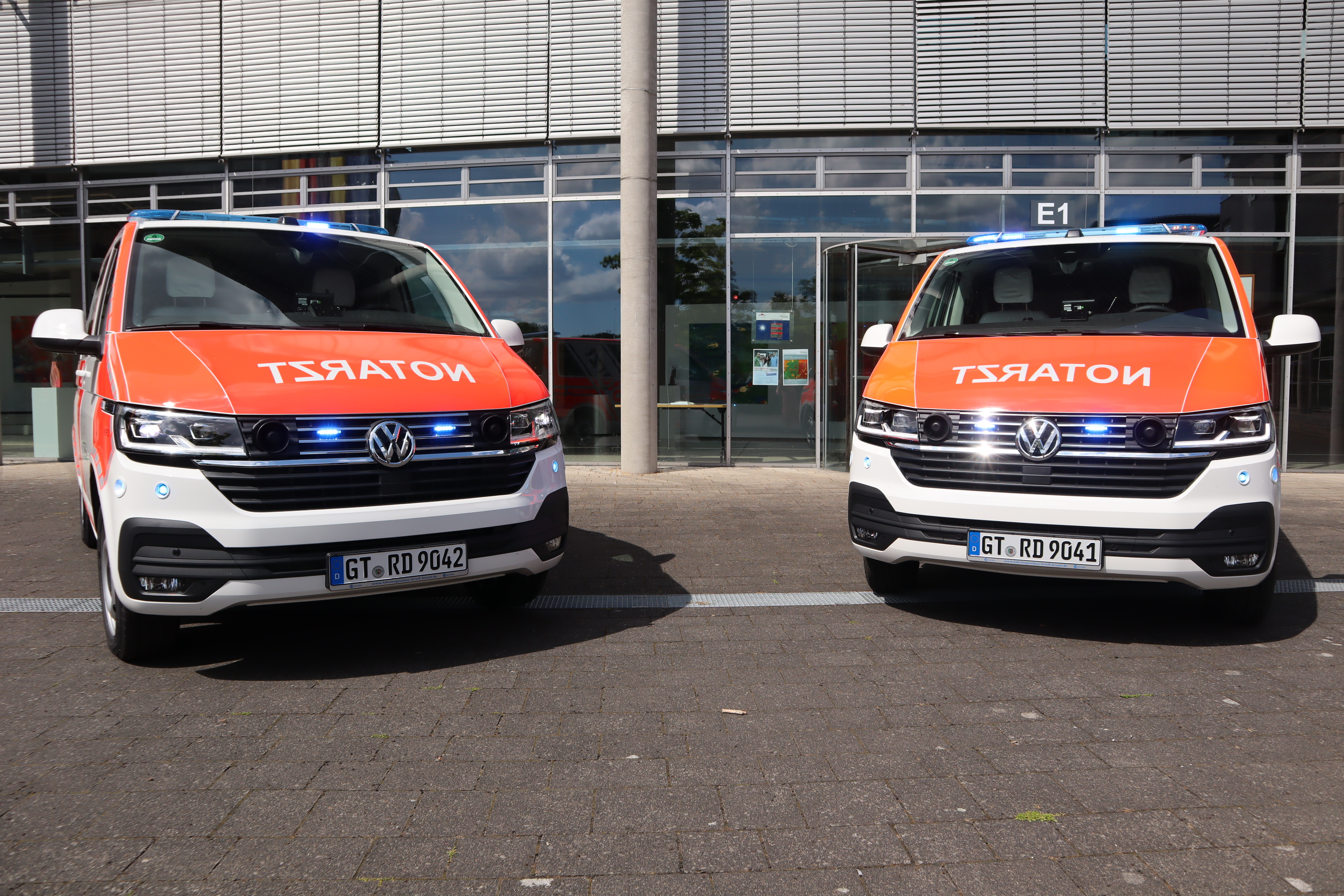 Die zwei neuen Notarzteinsatzfahrzeuge vor dem Kreishaus Gütersloh. 