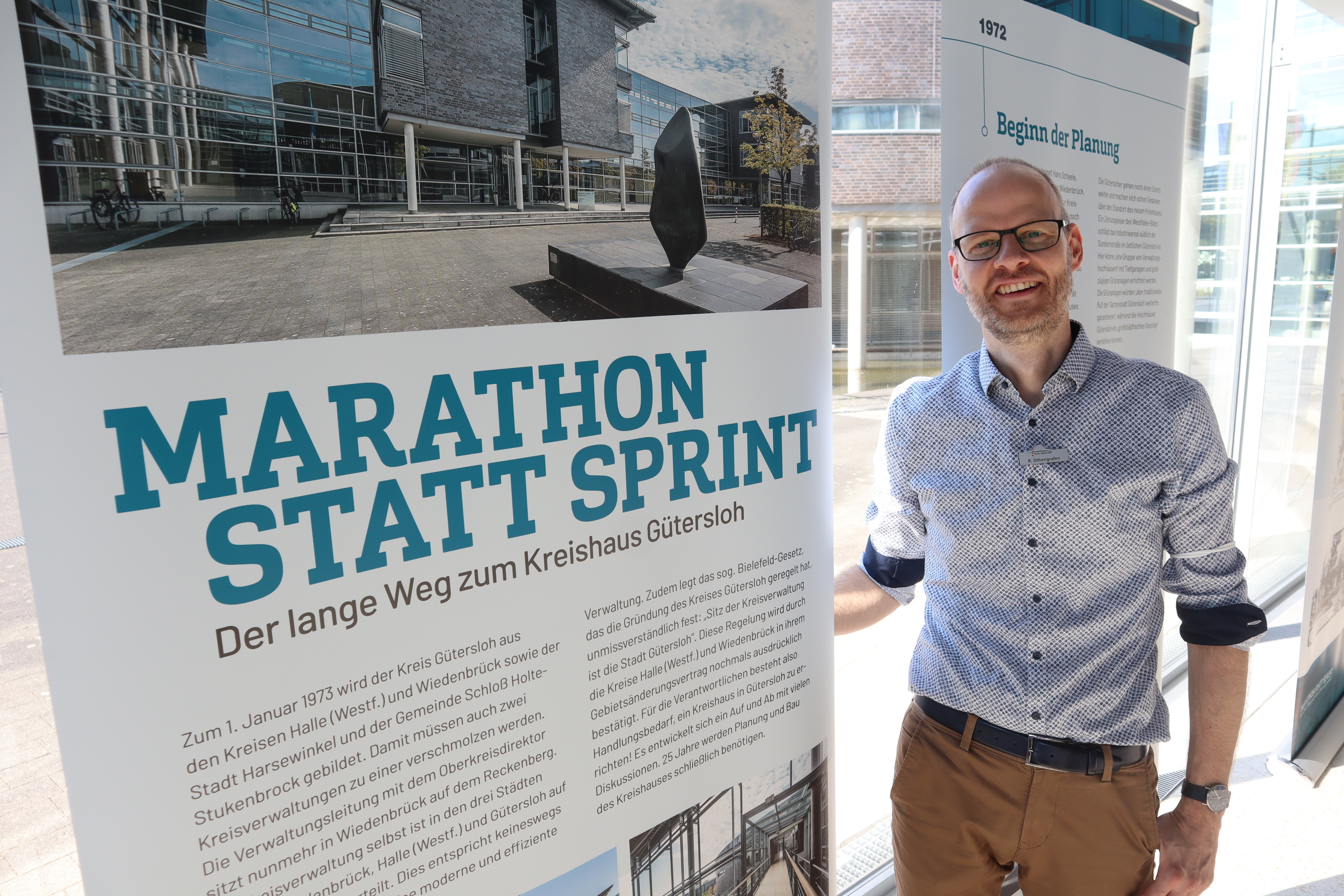 Kreisarchivar Ralf Othengrafen neben der Ausstellung im Kreishaus Gütersloh. Kreisarchivar Ralf Othengrafen neben der Ausstellung im Kreishaus Gütersloh, bestehend aus Aufstellern