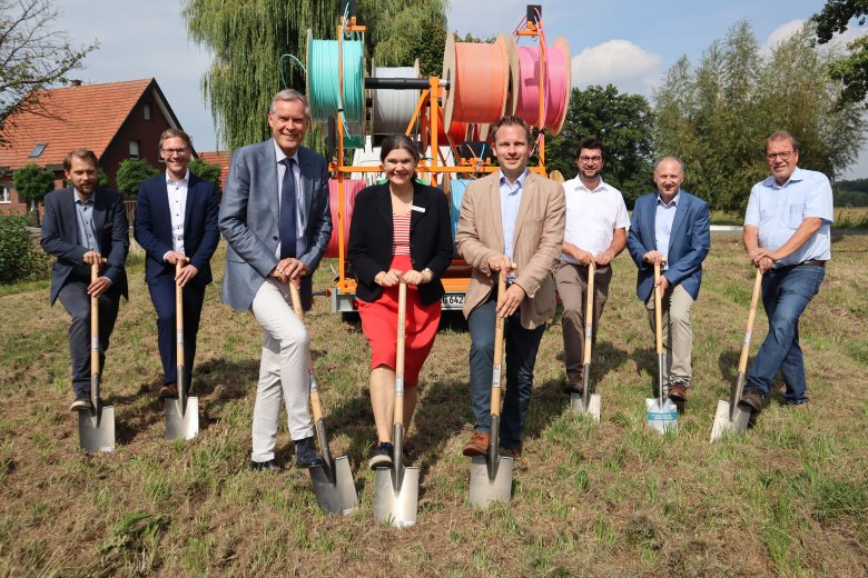 Spatenstich zum Breitbandausbau in Versmold und Harsewinkel: (v.l.) Breitbandkoordinator Jan Dübner (Kreis Gütersloh), Daniel Nölkensmeier (Bezirksregierung Detmold), Landrat Sven-Georg Adenauer, Bürgermeisterin Sabine Amsbeck-Dopheide (Harsewinkel), Bürgermeister Michael Meyer-Hermann (Versmold), Nils Waning (Geschäftsführer epcan GmbH), Fördermit-telberater Eduard Böttcher (Firma Atene KOM) und Bernhard Rose (Geschäftsführer Grethen GmbH & Co. KG). Foto: Kreis Gütersloh