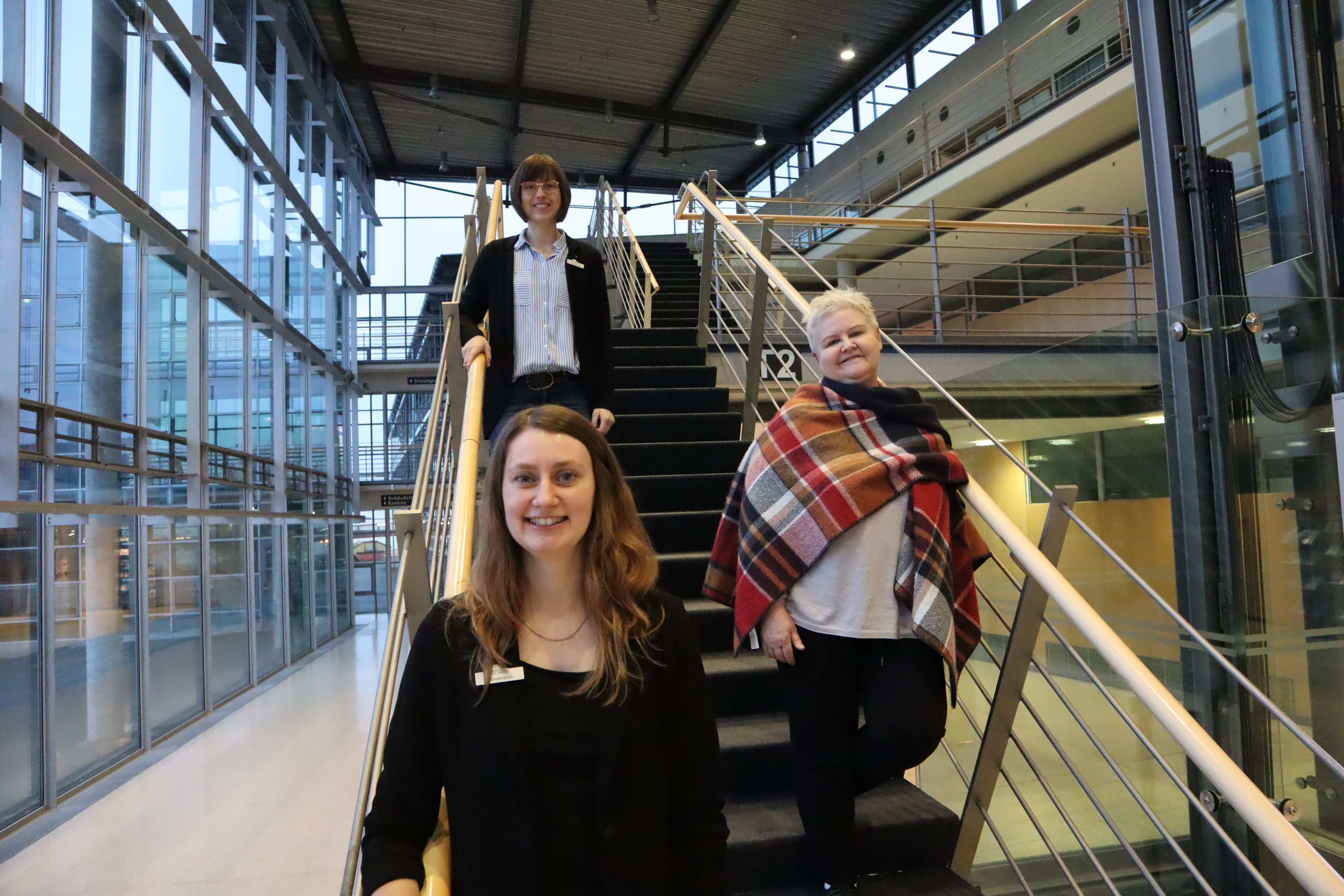 (von oben nach unten): Ellen Gieseker, Hanna Acikportali und Isabel Greßhöner von der Abteilung Jugend beraten Interessierte zur Tätigkeit als Kindertagespflegeperson. Foto: Kreis Gütersloh 