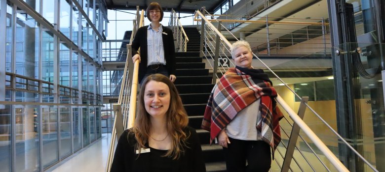 (von oben nach unten): Ellen Gieseker, Hanna Acikportali und Isabel Greßhöner von der Abteilung Jugend beraten Interessierte zur Tätigkeit als Kindertagespflegeperson. Foto: Kreis Gütersloh 