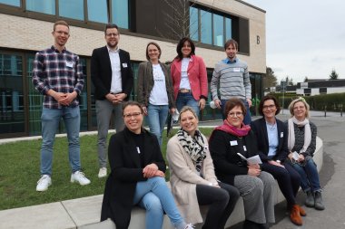 Das Organisationsteam vor der Schule