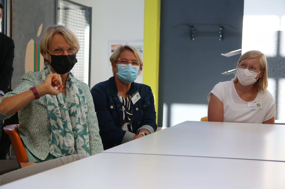 Im Gebäude für den neunten und zehnten Jahrgang endete der rund einstündige Besuch von Schul- und Bildungsministerin Dorothee Feller (l.). Schulleiterin Uta Habig (Mitte) und ihre Stellvertreterin Barbara Menke zeigten ihr die Schule und erläuterten das Konzept. Foto: Kreis Gütersloh