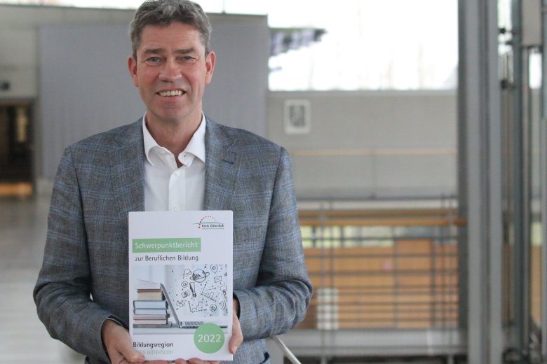 Dr. Norbert Kreutzmann, Leiter des Bildungsmanagements und Bildungsbüros Kreis Gütersloh, präsentiert den ‚Schwerpunktbericht zur beruflichen Bildung‘.