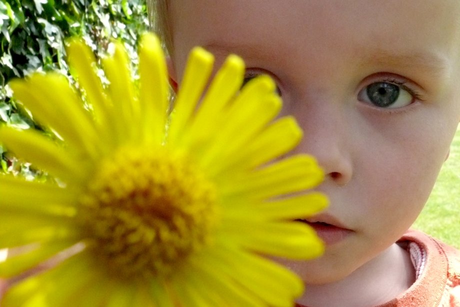 Kind mit Blume