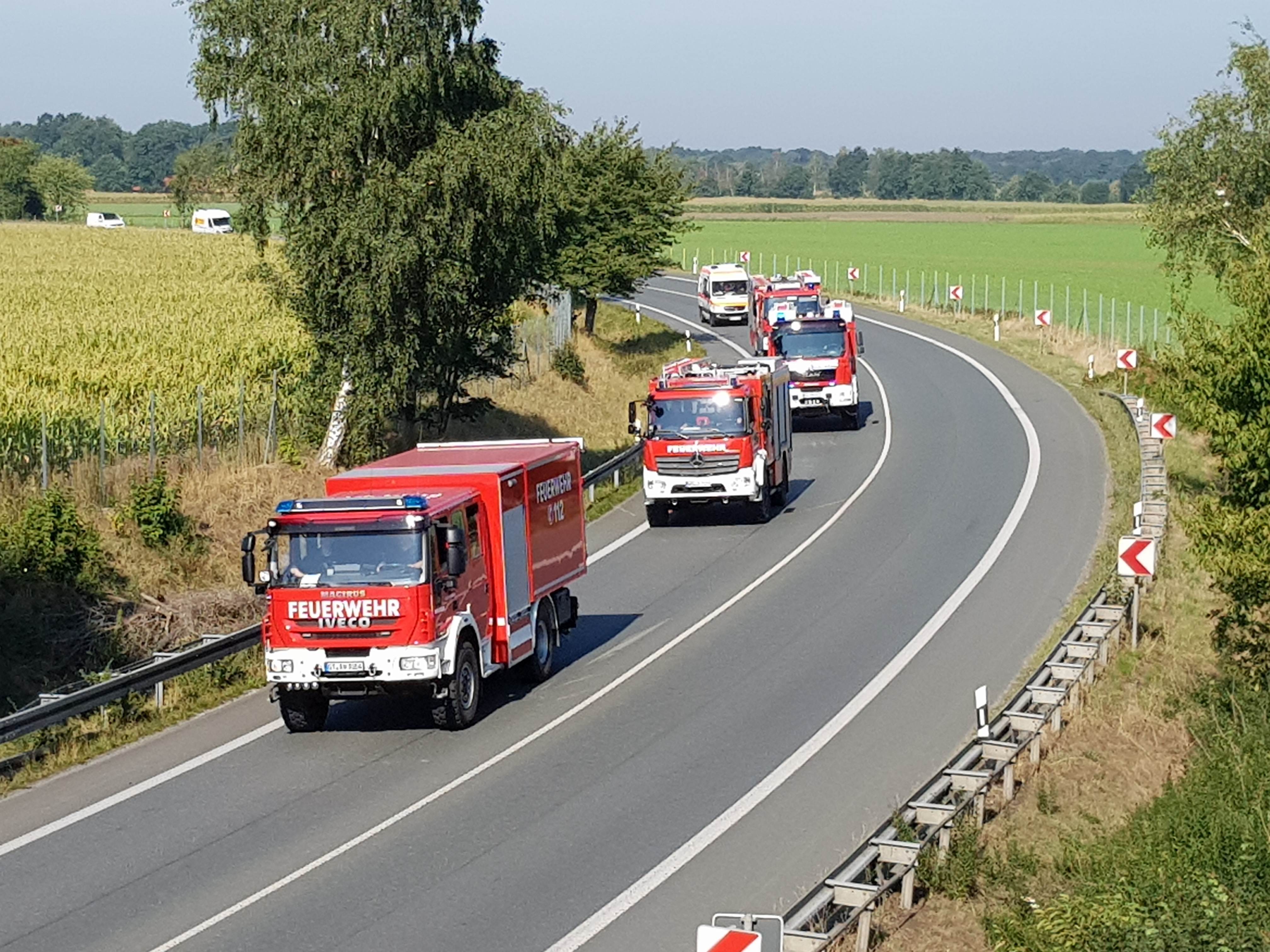 Das Foto zeigt Einsatzkräfte bei einer Kolonnenfahrt im August 2019.