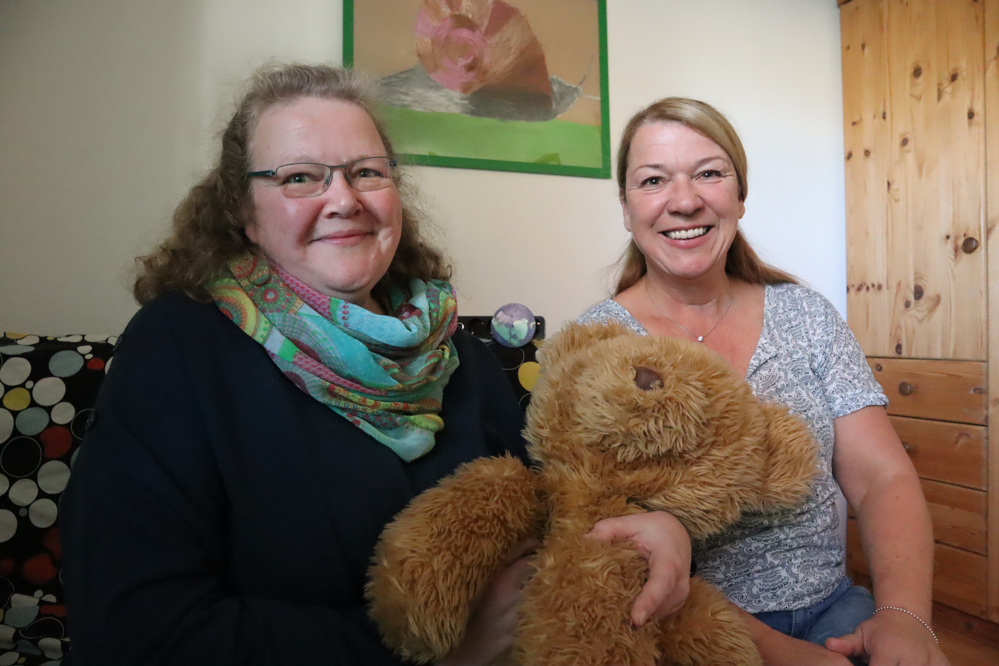 Claudia, Mutter einer Bereitschaftspflegefamilie, und Heike Westerhoven von der Abteilung Jugend des Kreises Gütersloh im Kinderzimmer, das für Kinder in Notsituationen bereit steht. Claudia, Mutter einer Bereitschaftspflegefamilie, und Heike Westerhoven von der Abteilung Jugend des Kreises Gütersloh im Kinderzimmer, das für Kinder in Notsituationen bereit steht.