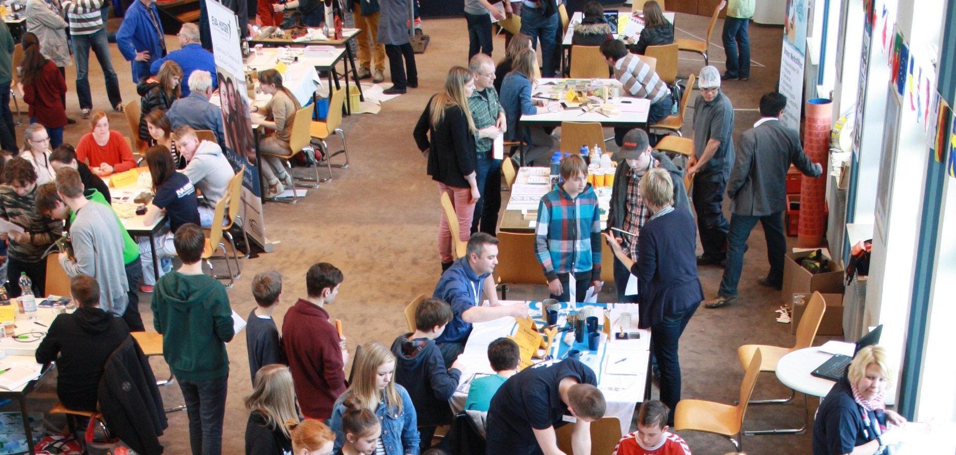 Im Berufskolleg Halle treffen beim Berufsparcours Schülerinnen und Schüler auf potenzielle Ausbildungsbetriebe.     Archivfoto: Kreis Gütersloh