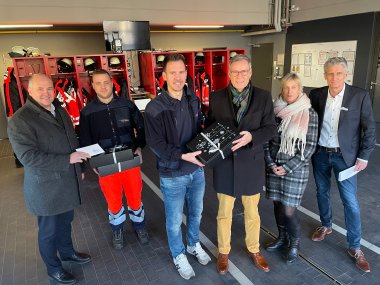 Landrat und Bürgermeister besuchten Rettungswache in Schloß Holte-Stukenbrock: (v.l.) Bürgermeister Hubert Erichlandwehr, Leon Brinkrolf, Robert Dönnecke (stellv. Wachleitung), Landrat Sven-Georg Adenauer, Dr. Angela Lißner (Dezernentin für Ordnung, Gesundheit und Bevölkerungsschutz) und Eckhard Ramhorst (Abteilungsleiter Bevölkerungsschutz).