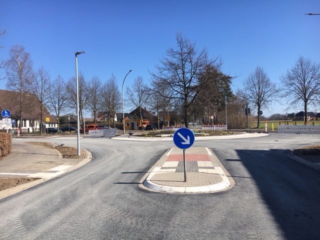 K03/K09 Kreisverkehr frisch asphaltiert