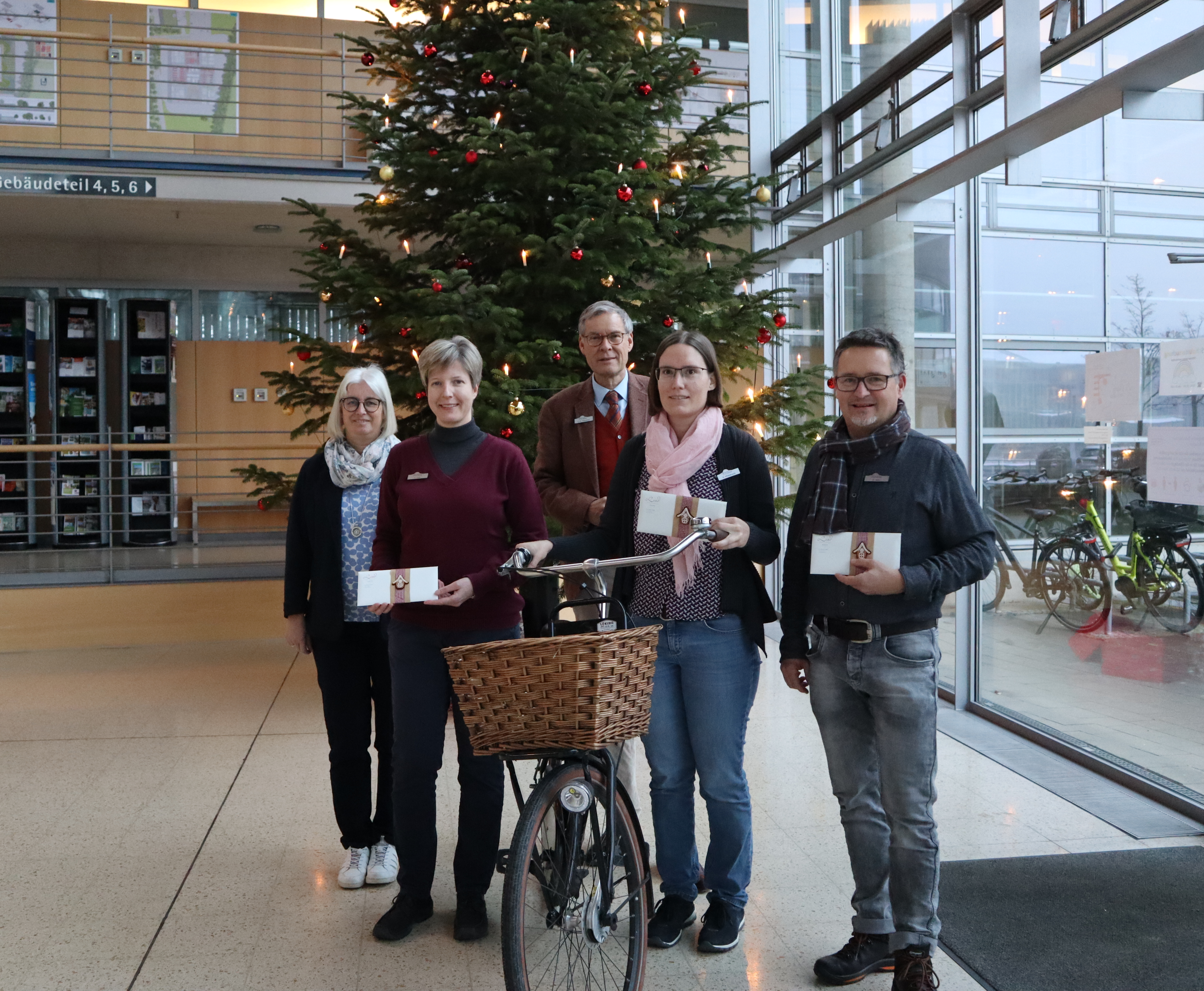 Die Gewinner der Aktion 'Mit dem Rad zur Arbeit bei der Preisübergabe im Kreishaus Gütersloh