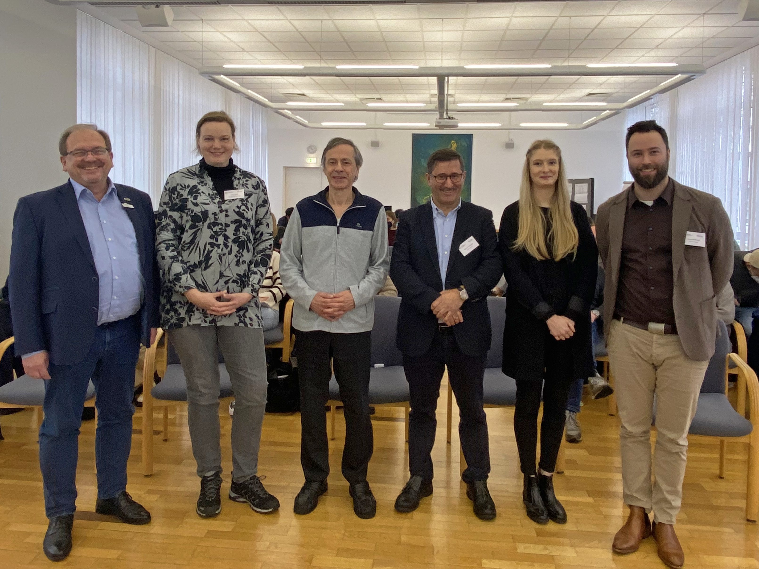 Die Referierenden und Organisatoren der Netzwerksitzung der Beratungsdienste (v.l.): Peter Detlefsen (Ausländerbehörde Kreis Gütersloh), Heike Wolts (Verbraucherzentrale NRW, Standort Gütersloh), Jens Thormann (Schuldnerberatung), Nelson Rodrigues und Hannah Plein (beide Kommunales Integrationszentrum Kreis Gütersloh) sowie Manuel Erdmeier (Abteilungsleiter Kommunales Integrationszentrum). Die Referierenden und Organisatoren der Netzwerksitzung der Beratungsdienste (v.l.): Peter Detlefsen (Ausländerbehörde Kreis Gütersloh), Heike Wolts (Verbraucherzentrale NRW, Standort Gütersloh), Jens Thormann (Schuldnerberatung), Nelson Rodrigues und Hannah Plein (beide Kommunales Integrationszentrum Kreis Gütersloh) sowie Manuel Erdmeier (Abteilungsleiter Kommunales Integrationszentrum).