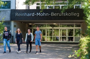Am Reinhard-Mohn-Berufskolleg können sich Jugendliche und junge Erwachsene weiterbilden und für den Beruf qualifizieren. 