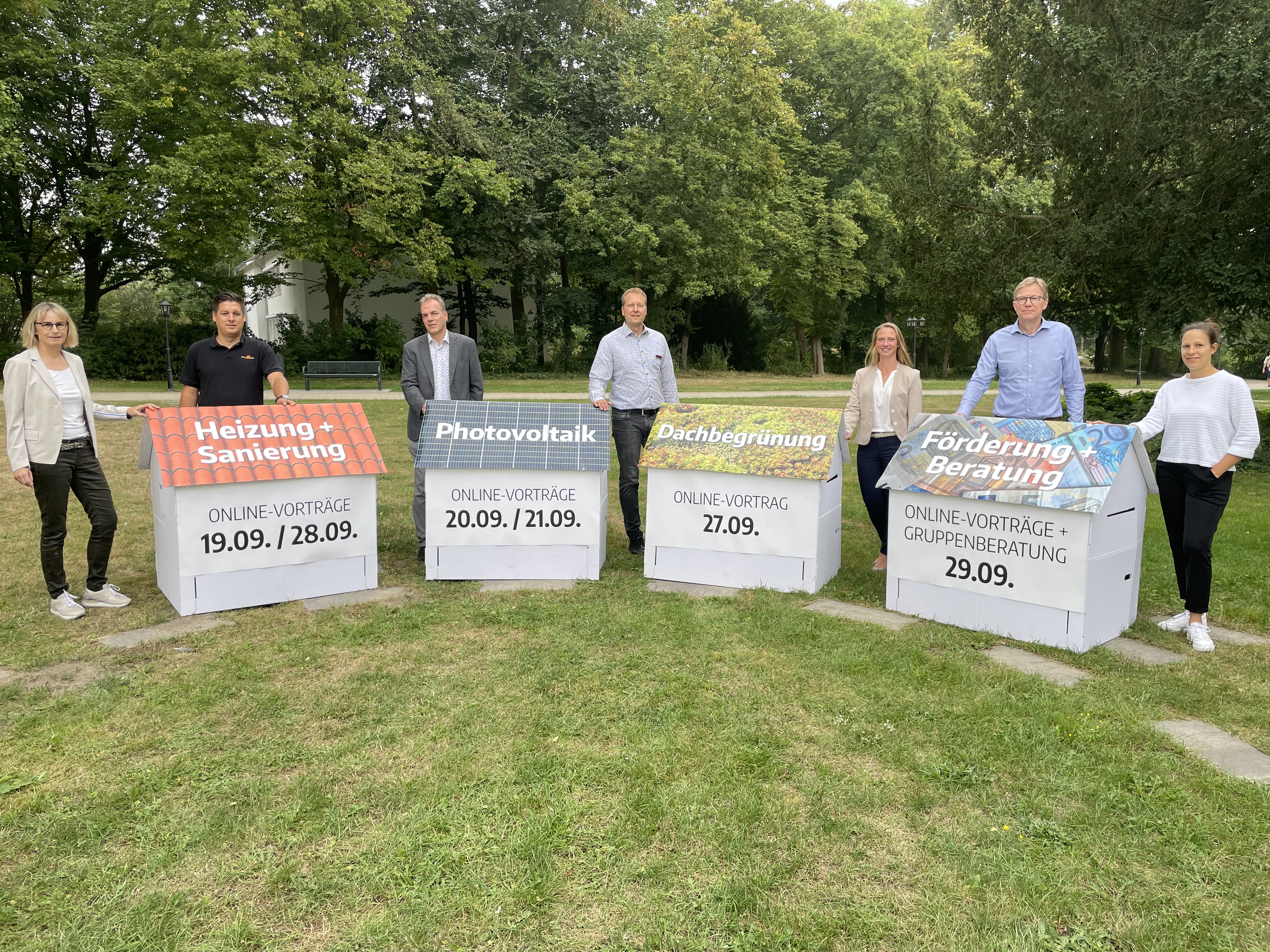 Gruppenfoto kreisweite ‚Energiesparwochen online‘ Geben den Startschuss für die kreis weiten ‚Energiesparwochen online‘ (v.l.): Projektleiterin Ulla Thering (Kreis Gütersloh), die Referenten Oliver Erdmann und Jörg Sutter, André Mannke (VHS Reckenberg-Ems), Christina Gössling-Arnold (VHS Gütersloh), Stefan Kuntze (VHS Ravensberg) sowie Jelena Jaissle (VHS Verl, Harsewinkel, Schloß Holte-Stukenbrock). Foto: Kreis Gütersloh