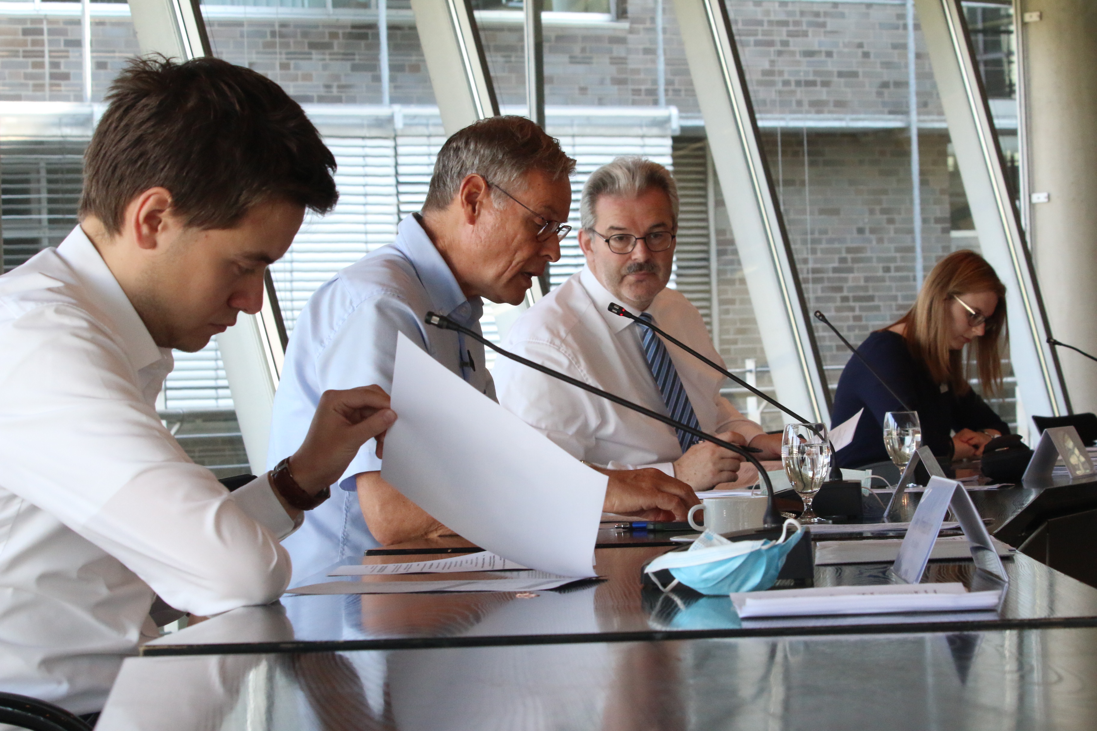 (v.l.) Jens Wimmelbücker, Landrat Sven-Georg Adenauer, Michael Hellweg und Ann-Kathrin Peek während der Sitzung des Kreiswahlausschusses. (v.l.) Jens Wimmelbücker, Landrat Sven-Georg Adenauer, Michael Hellweg und Ann-Kathrin Peek während der Sitzung des Kreiswahlausschusses.