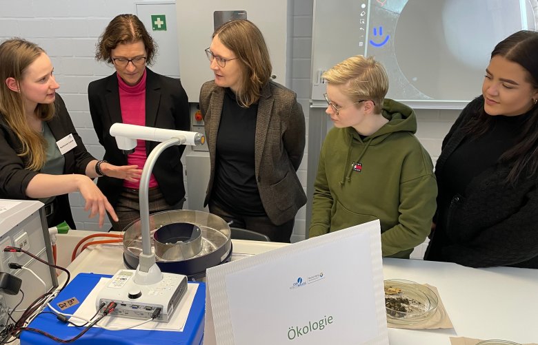 Wie die Temperaturorgel mit Kellerasseln funktioniert erklärte eine Lehrerin den Zuhörenden.
