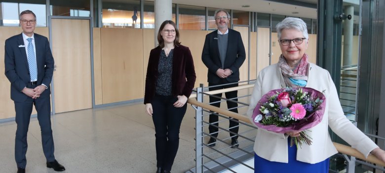 Landrat Sven-Georg Adenauer, Kreisdirektorin Susanne Koch und Personalratsvorsitzender Thomas Haase verabschiedeten Birgitt Rohde in den Ruhestand.