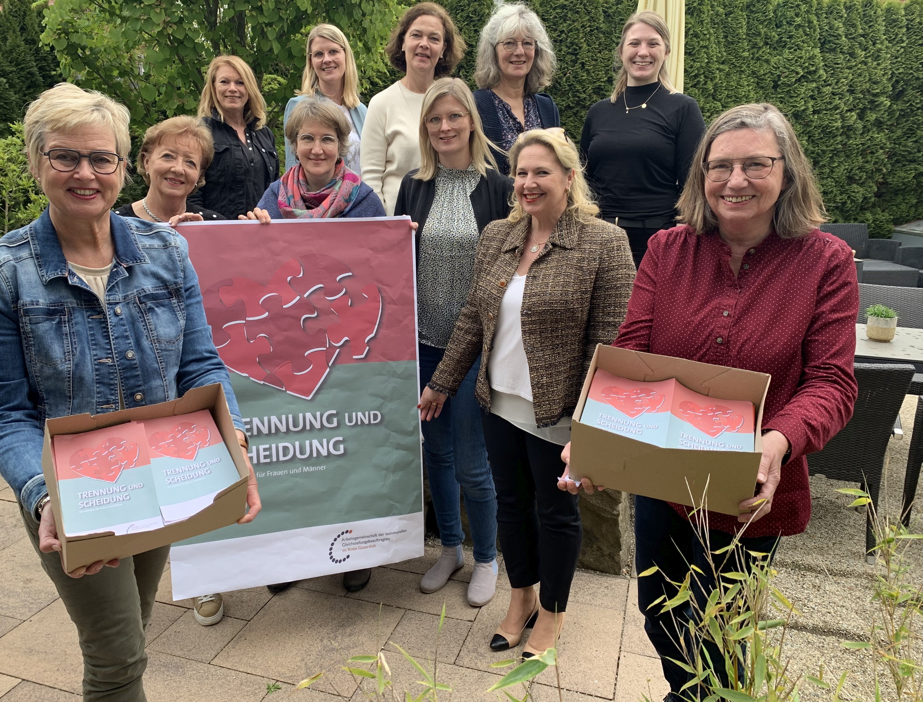 Die Gleichstellungsbeauftragten aus dem Kreis Gütersloh haben die Broschüre aktualisiert: (v.l.) Inge Trame, Jutta Duffe, Ulrike Brunneke, Marina Schomburg, Yvonne Hantke, Susanne Fischer, (hinten v.l.) Andrea Buhl, Sandra Werner, Sabine Heethey, Bettina Ruks, Carla Winkenjohann. Zu sehen sind die Gleichstellunsbeauftragten aus dem Kreis Gütersloh mit der neuen Broschüre.
