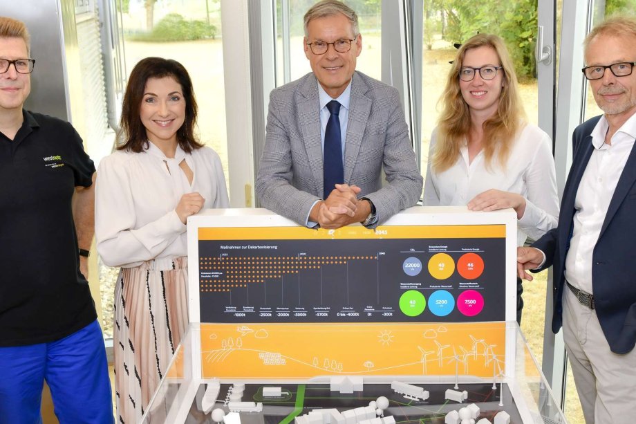 Austausch am Standort Metelen der Westenergie über Wasserrstoff (v.l.): Dietmar Ewering, In-novationsmanagement Westnetz, Katherina Reiche, Vorstandsvorsitzende der Westenergie AG, Landrat Sven-Georg Adenauer, Saskia Kemner, Westenergie-Regionalleiterin für das Münster-land und Ostwestfalen-Lippe, und Frank Scheffer, Dezernent Bauen und Umwelt Kreis Güters-loh.                       Foto: Westenergie