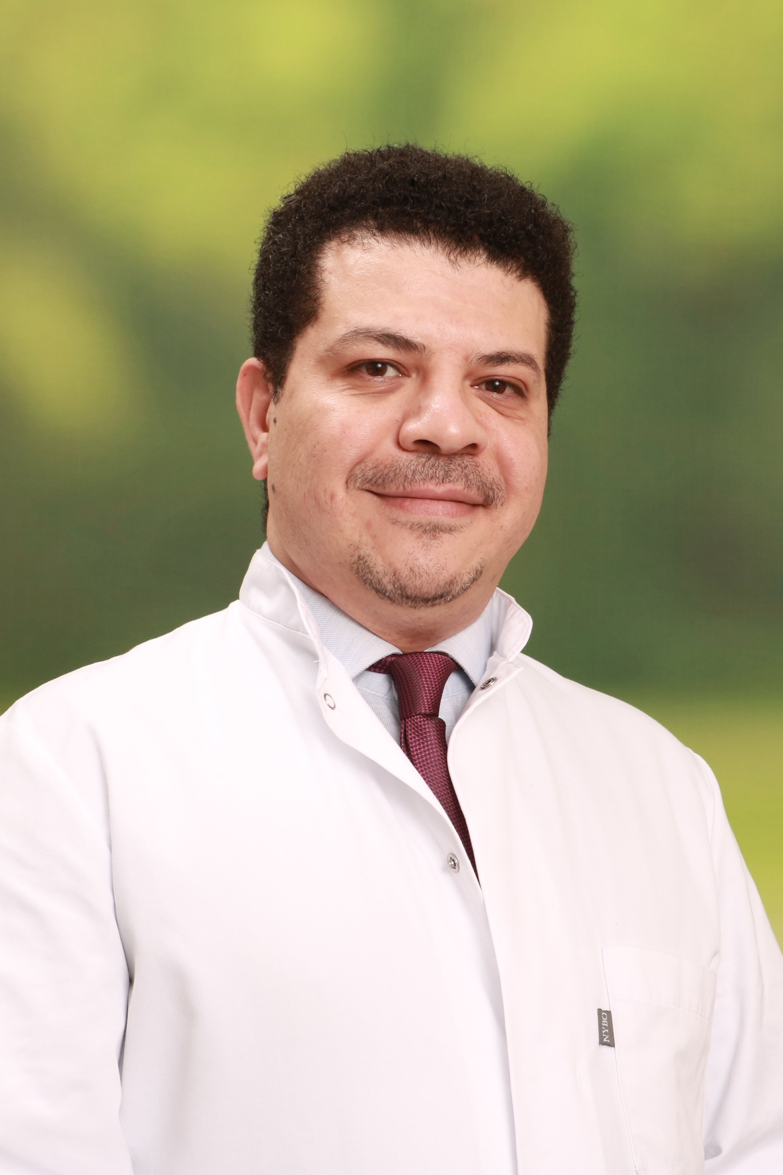Hasan Salheen M.D., Leitender Oberarzt der Klinik für Orthopädie und Sektionsleiter für Wirbelsäulenchirurgie am Sankt Elisabeth Hospital. Portrait von Hasan Salheen M.D., Leitender Oberarzt der Klinik für Orthopädie und Sektionsleiter für Wirbelsäulenchirurgie am Sankt Elisabeth Hospital.