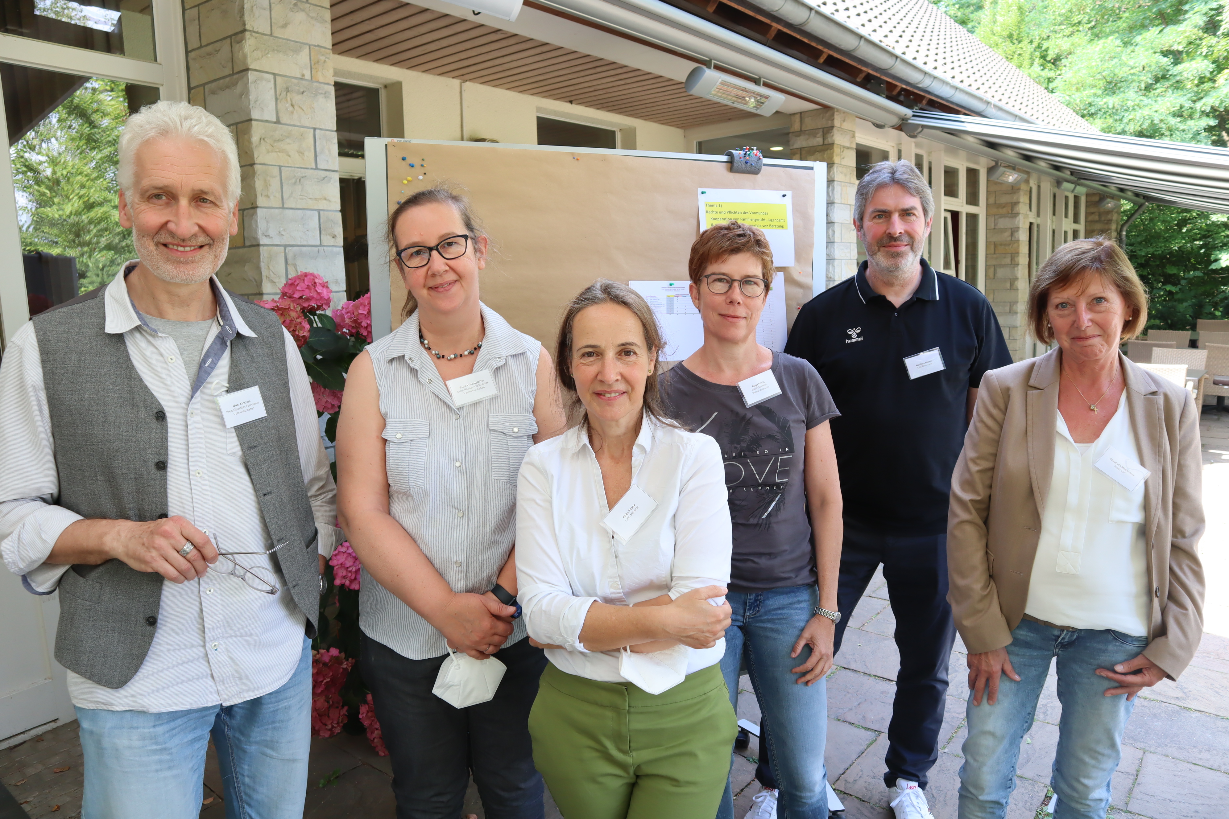 Haben zusammen die Fachtagung zum Thema Vormundschaften gestaltet: (v.l.) Uwe Klösters (Jugendamt Kreis Gütersloh), Petra Winkelsträter (Jugendamt Stadt Rheda-Wiedenbrück), Antje Fasse (Landesjugendamt Westfalen-Lippe, Münster), Birgit König (Jugendamt Stadt Gütersloh), Matthias Bisten (Landesjugendamt Rheinland, Köln) und Elisabeth Meermeier (Jugendamt Stadt Verl). Bild mit sechs Personen, in einer Reihe stehend