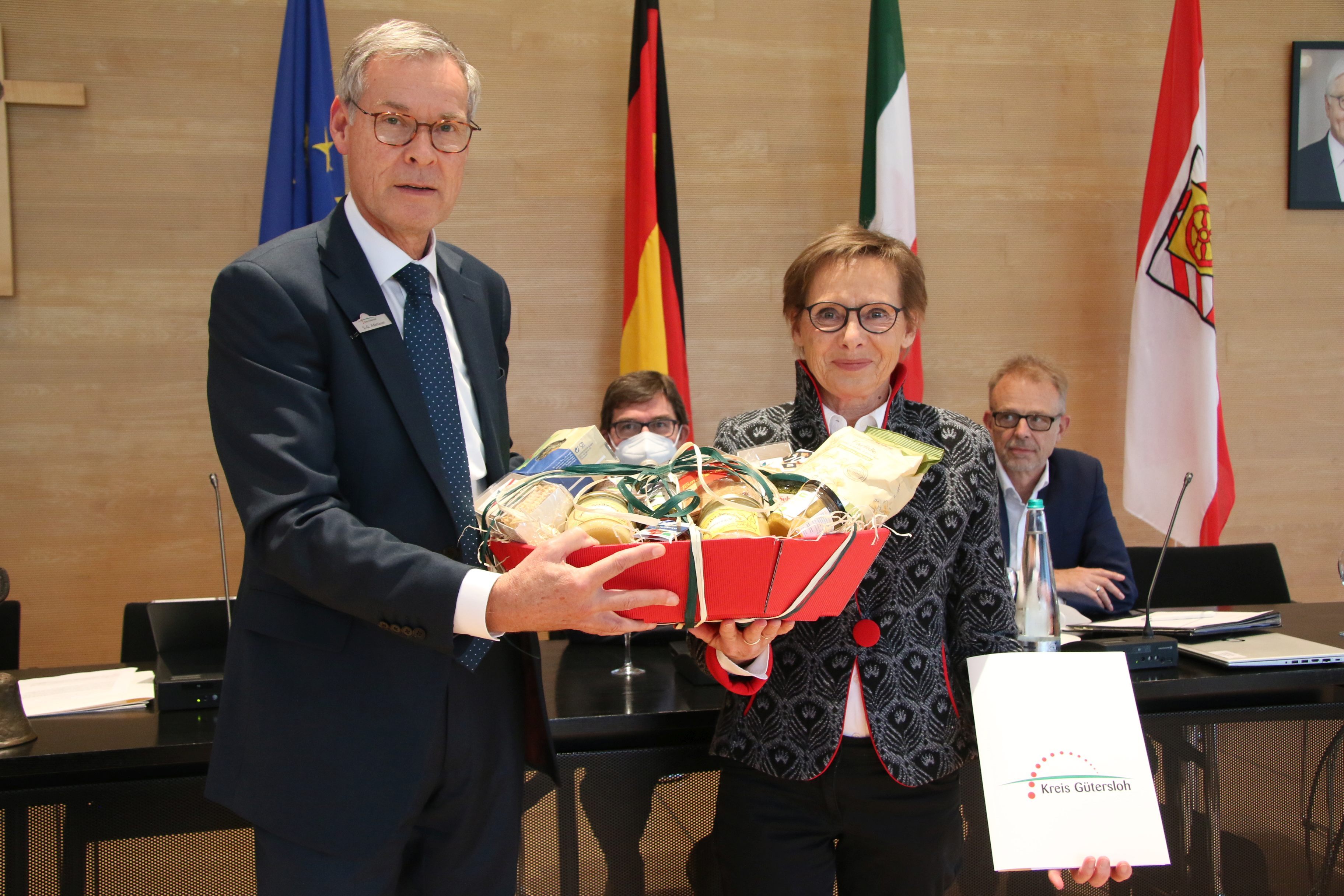 Ehrung für Helga Lange, Überreichung eines Präsentkorbs