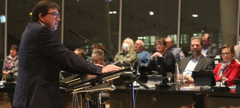 Kämmerer Ingo Kleinebekel stellte das Zahlenwerk des Haushaltsentwurfs vor und erläuterte die Ursachen und finanziellen Zusammenhänge. Für ihn war es das letzte Mal, er geht im kommenden Jahr in den Ruhestand. 