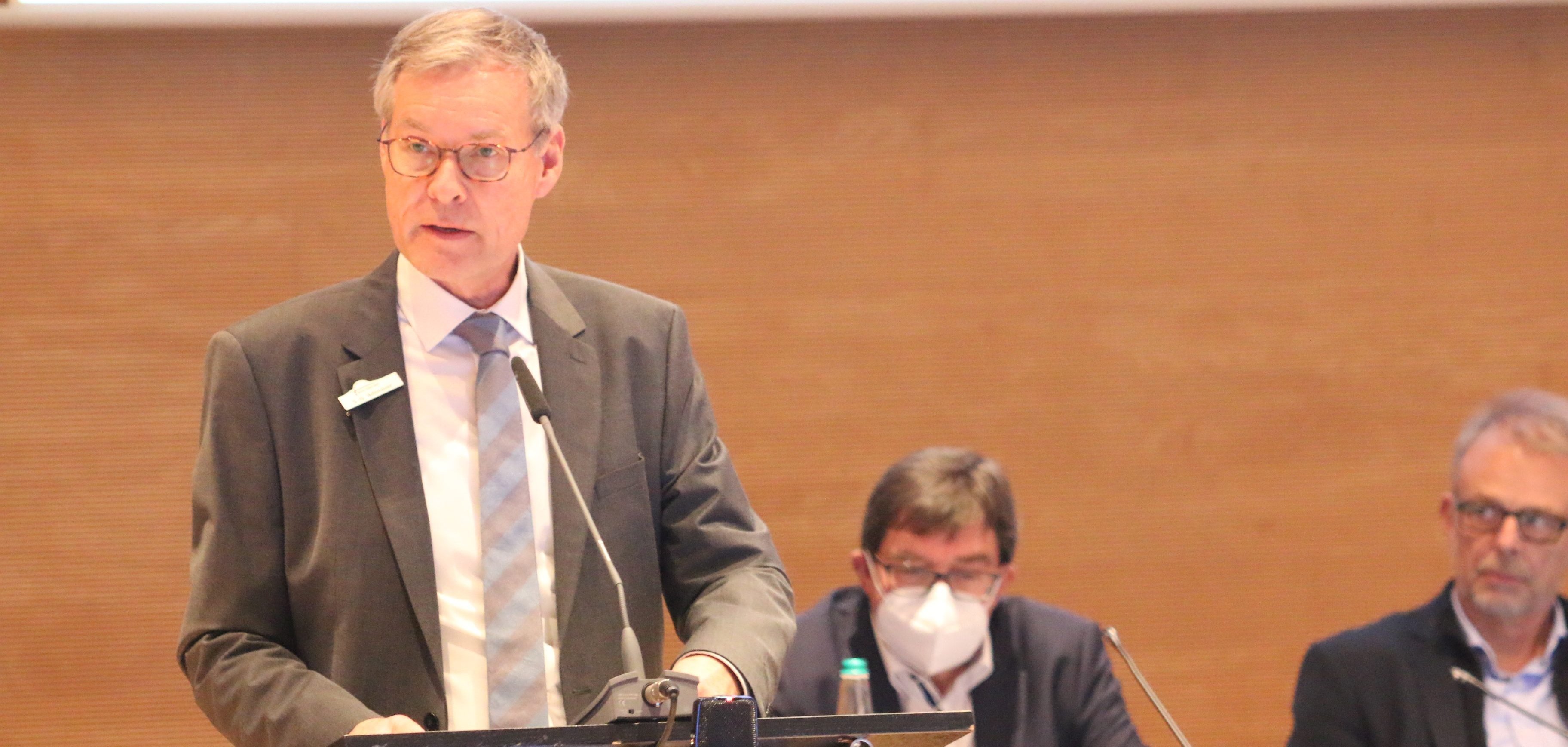 Landrat Sven-Georg Adenauer Landrat Sven-Georg Adenauer stellte den Kreistagspolitikerinnen und -politikern den Haushaltsentwurf 2023 vor, dessen Ziele sich mit zwei Sätzen zusammenfassen lassen: Die Pflichtaufgaben erfüllen. Die Krisen managen.